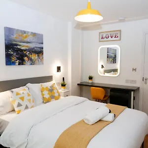 f4-city-luxury-rooms.cambridgehotelsuk.com/